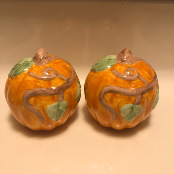 Cute pumpkin shape fall decor salt & pepper shakers. Perfect for Thanksgiving - Picture 2 of 3
